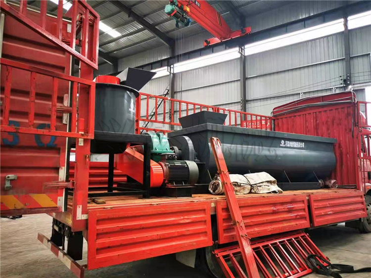 四川客戶1.5米雙軸攪拌機 立式粉碎機發(fā)貨現(xiàn)場