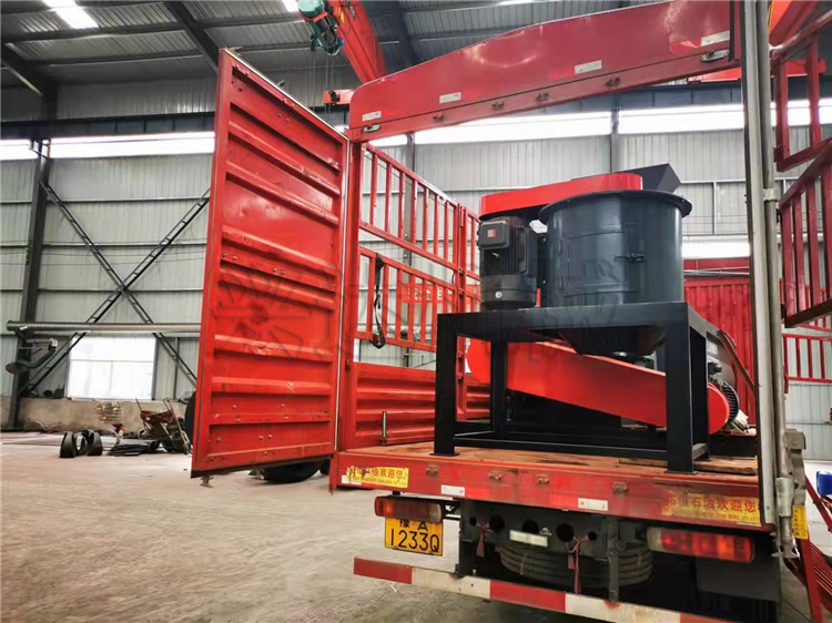 四川客戶1.5米雙軸攪拌機 立式粉碎機發(fā)貨現(xiàn)場