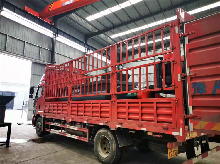 四川客戶1.5米雙軸攪拌機 立式粉碎機發(fā)貨現(xiàn)場