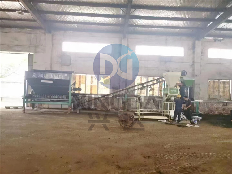 廣東客戶年產(chǎn)1萬(wàn)噸免烘干有機(jī)肥顆粒生產(chǎn)線 帶料試機(jī)