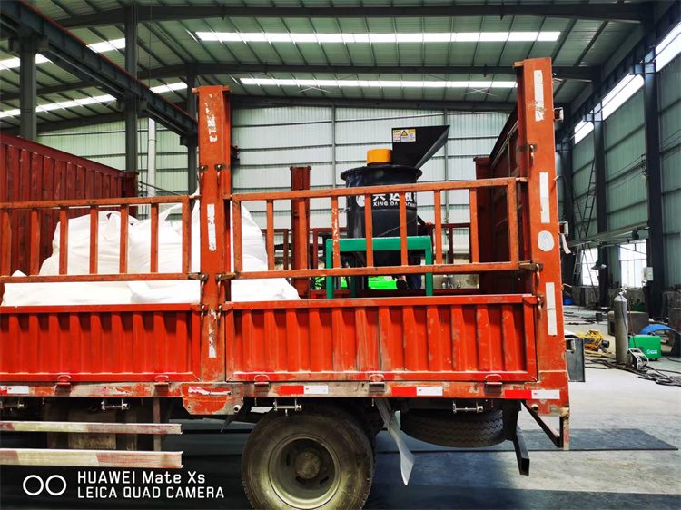 吉林客戶60立式粉碎機發(fā)貨現(xiàn)場