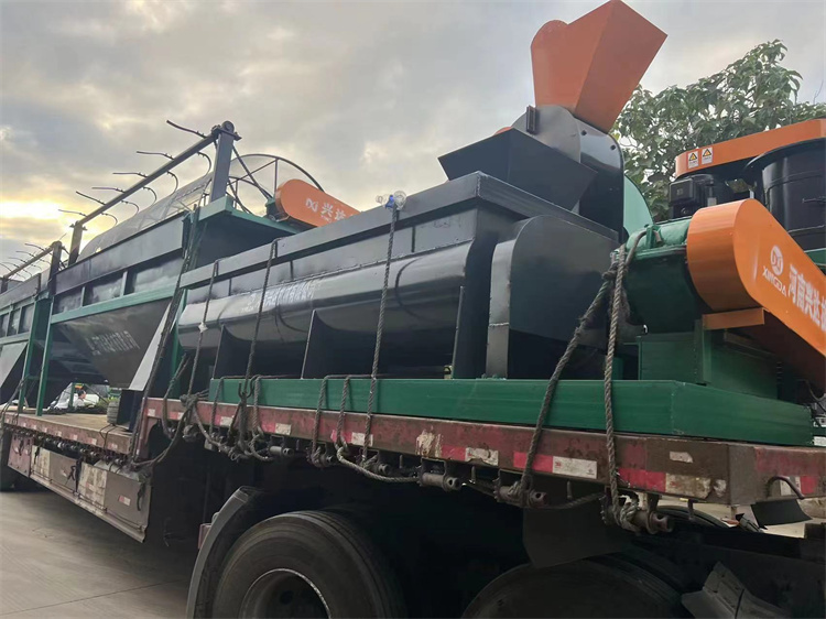 年產(chǎn)3萬噸顆粒有機(jī)肥生產(chǎn)線第一車發(fā)貨現(xiàn)場