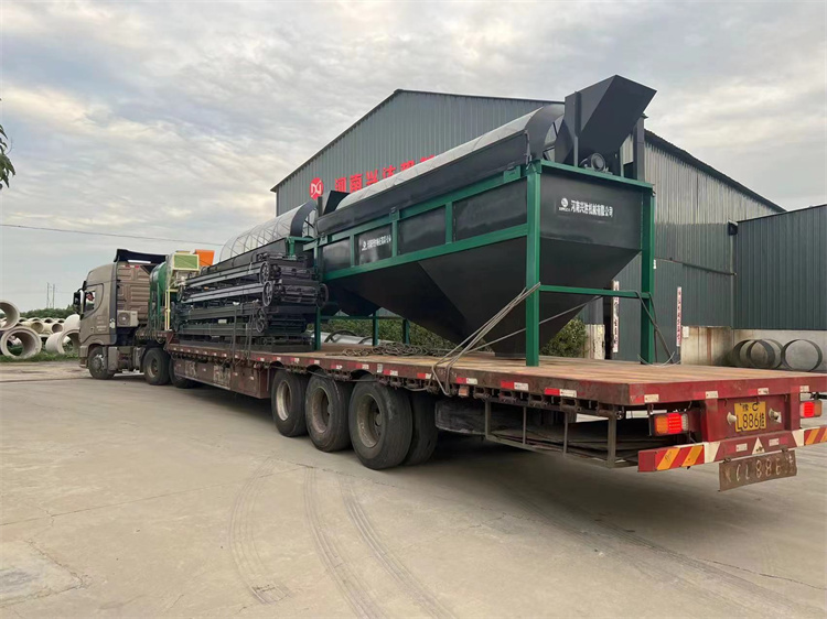 年產(chǎn)3萬噸顆粒有機(jī)肥生產(chǎn)線第一車發(fā)貨現(xiàn)場