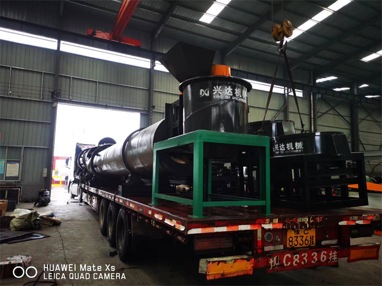 新疆客戶年產(chǎn)一萬(wàn)噸顆粒有機(jī)肥生產(chǎn)線第三車發(fā)貨現(xiàn)場(chǎng)