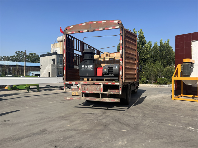 有機(jī)肥免烘干造粒機(jī)發(fā)貨現(xiàn)場(chǎng)