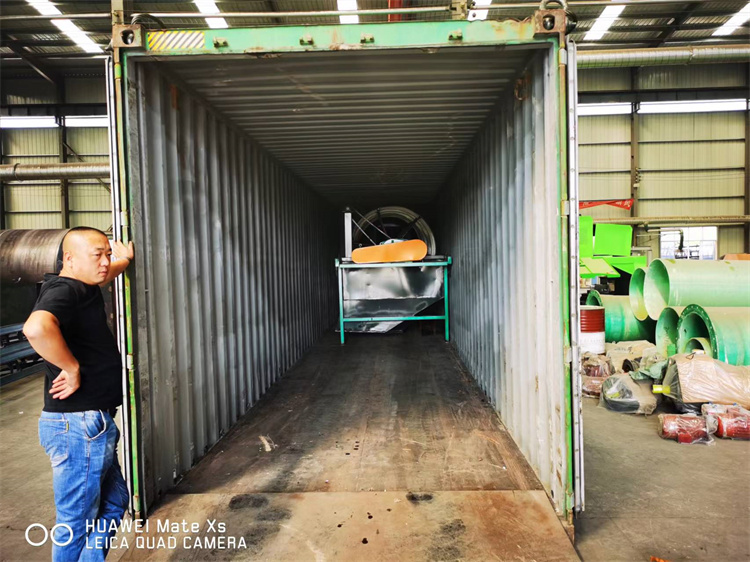 外貿(mào)年產(chǎn)3萬噸有機肥粉劑生產(chǎn)線發(fā)貨現(xiàn)場第一箱