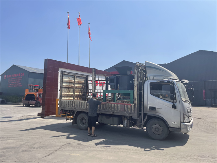 有機(jī)肥立式粉碎機(jī)發(fā)貨現(xiàn)場