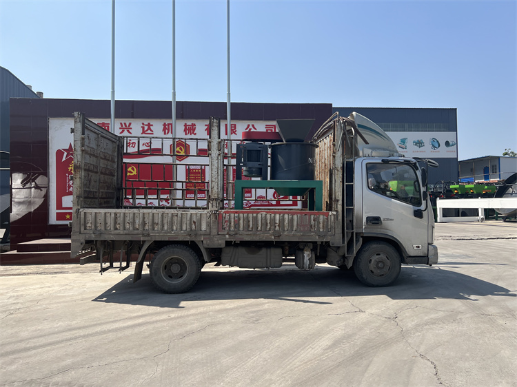 有機(jī)肥立式粉碎機(jī)發(fā)貨現(xiàn)場