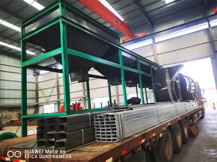 黑龍江客戶年產(chǎn)5萬噸顆粒有機(jī)肥生產(chǎn)線第八車發(fā)貨現(xiàn)場