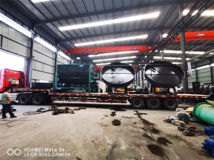 廣東惠州客戶年產(chǎn)3萬噸顆粒有機(jī)肥生產(chǎn)線第六車發(fā)貨現(xiàn)場