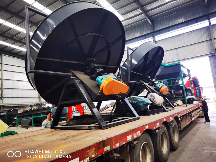 廣東惠州客戶年產(chǎn)3萬噸顆粒有機(jī)肥生產(chǎn)線第六車發(fā)貨現(xiàn)場