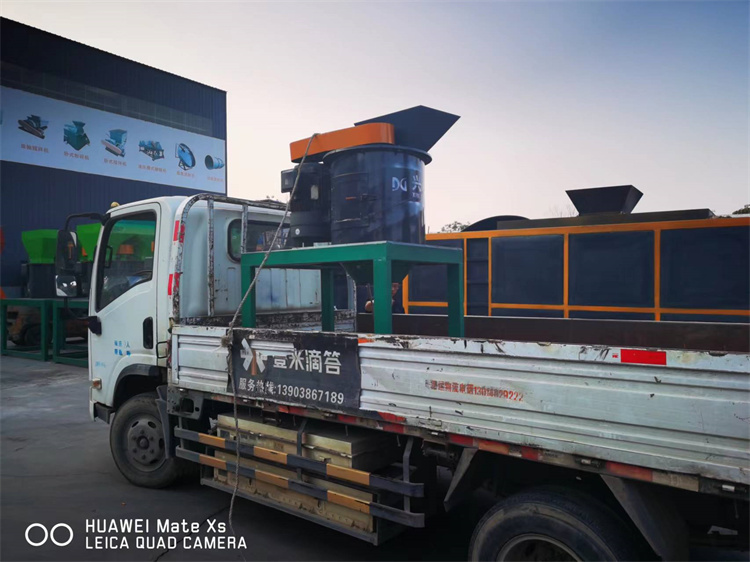 有機(jī)肥立式60粉碎機(jī)發(fā)貨現(xiàn)場(chǎng)