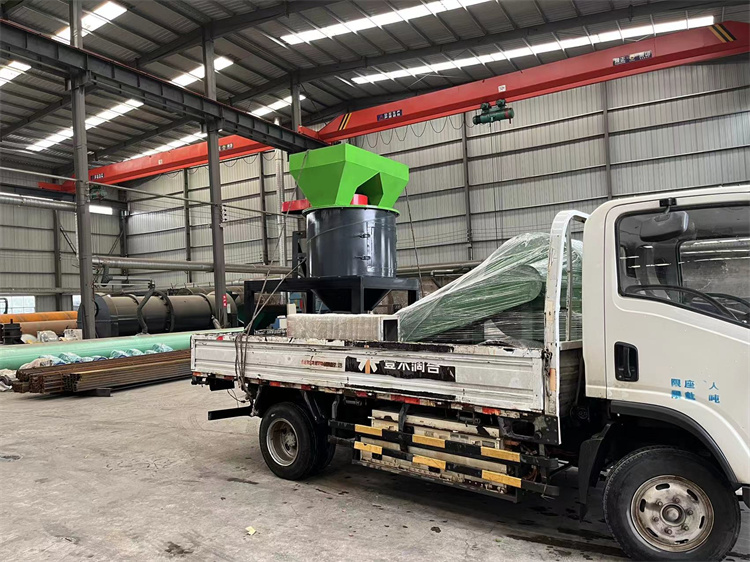 有機(jī)肥立式1米粉碎機(jī)發(fā)貨現(xiàn)場