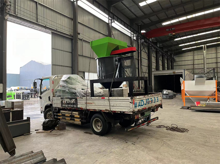 有機(jī)肥立式1米粉碎機(jī)發(fā)貨現(xiàn)場