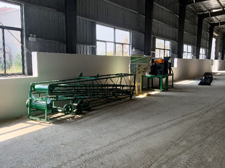 客戶年產(chǎn)5萬噸顆粒有機肥生產(chǎn)線設(shè)備到達(dá)現(xiàn)場陸陸續(xù)續(xù)開始安裝