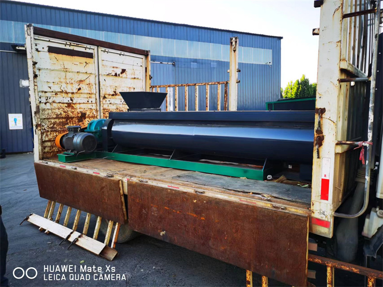 80雙軸有機(jī)肥攪拌機(jī)發(fā)貨現(xiàn)場(chǎng)