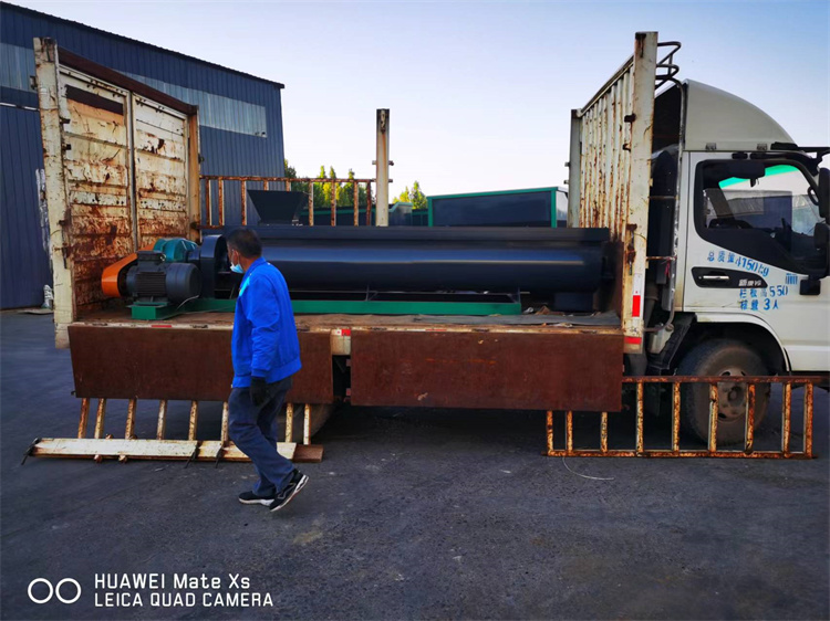 80雙軸有機(jī)肥攪拌機(jī)發(fā)貨現(xiàn)場(chǎng)