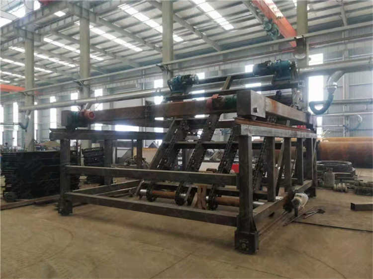 客戶發(fā)酵牛糞鏈板翻拋機(jī)處理設(shè)備一到現(xiàn)場