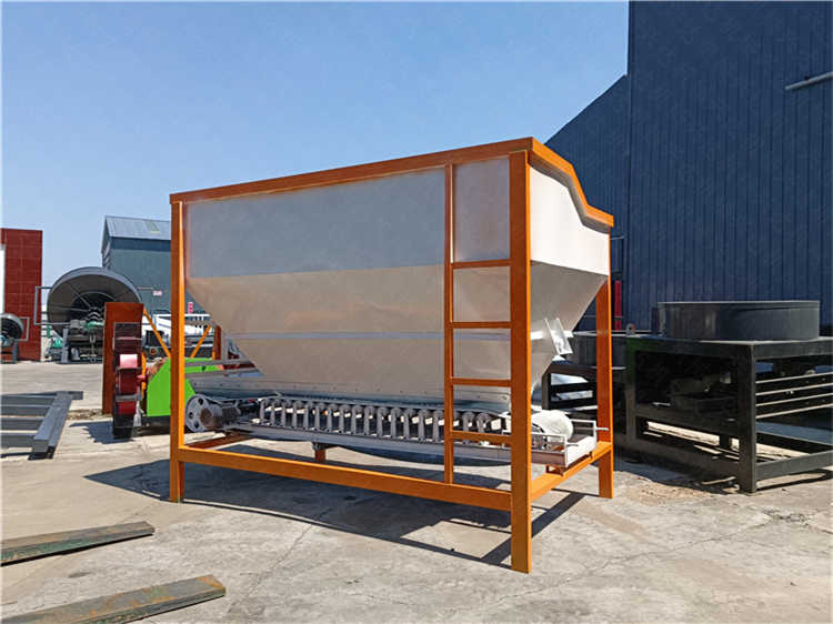 羊糞發(fā)酵后處理加工上料有機(jī)肥設(shè)備鏟車料倉(cāng)