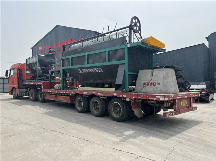 有機(jī)肥滾筒篩分機(jī)生產(chǎn)實(shí)現(xiàn)返料與成品的分離設(shè)備發(fā)貨現(xiàn)場(chǎng)