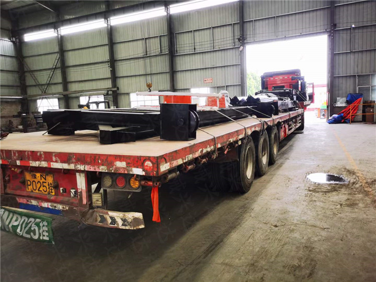 海南陵水縣客戶年產(chǎn)2萬噸顆粒有機肥生產(chǎn)線鏈板翻拋機發(fā)貨現(xiàn)場