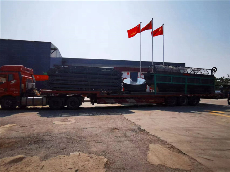 貴州紫陽縣年產(chǎn)3萬噸免烘干造粒機(jī)生產(chǎn)線 第三車 皮帶輸送機(jī) 1.8米篩分機(jī) 發(fā)貨現(xiàn)場