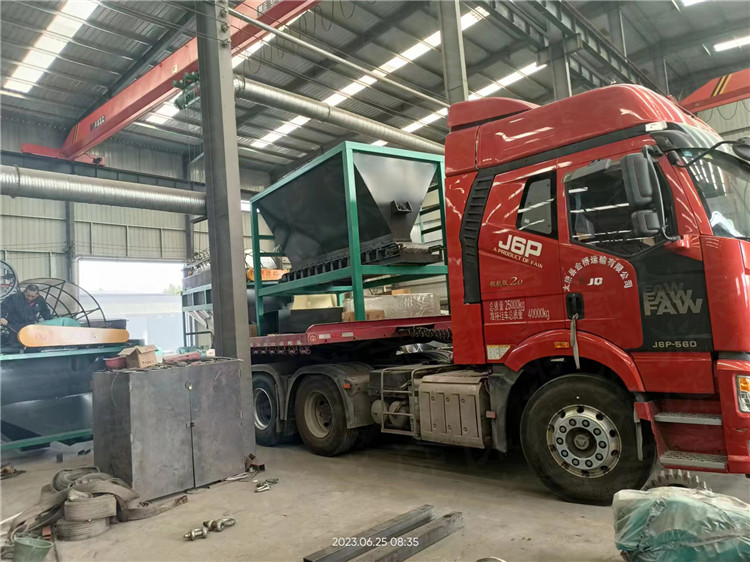 貴州紫陽(yáng)縣客戶年產(chǎn)3萬(wàn)噸免烘干有機(jī)肥造粒生產(chǎn)線 第五車 發(fā)貨現(xiàn)場(chǎng)