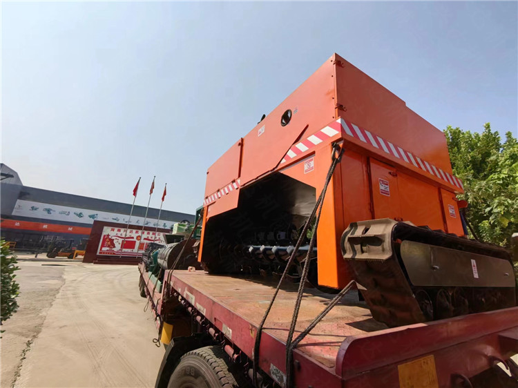 新疆客戶年產(chǎn)1萬(wàn)噸粉劑有機(jī)肥生產(chǎn)線和有機(jī)肥造粒機(jī)發(fā)貨現(xiàn)場(chǎng)