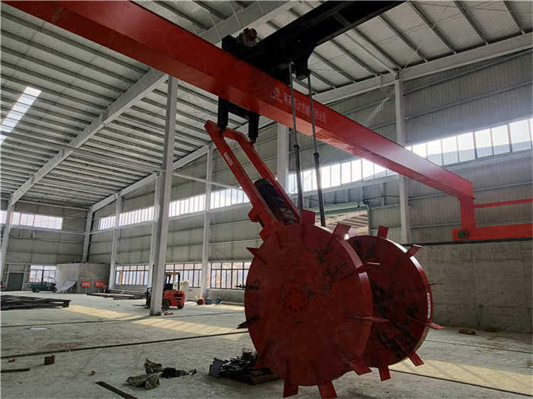 支持定制8-20米有機肥輪盤翻拋機 大產(chǎn)量處理糞污發(fā)酵腐熟加工設備 興達機械