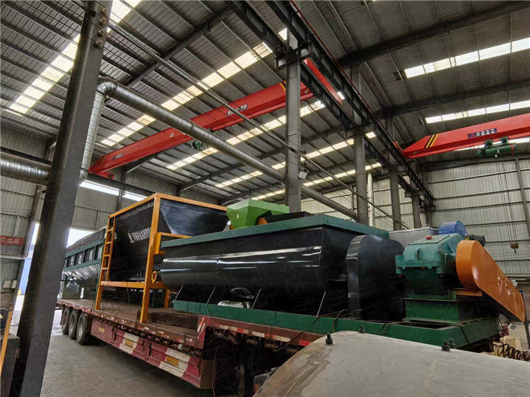 新疆喀什客戶年產(chǎn)10萬(wàn)噸粉劑有機(jī)肥生產(chǎn)線發(fā)貨現(xiàn)場(chǎng)