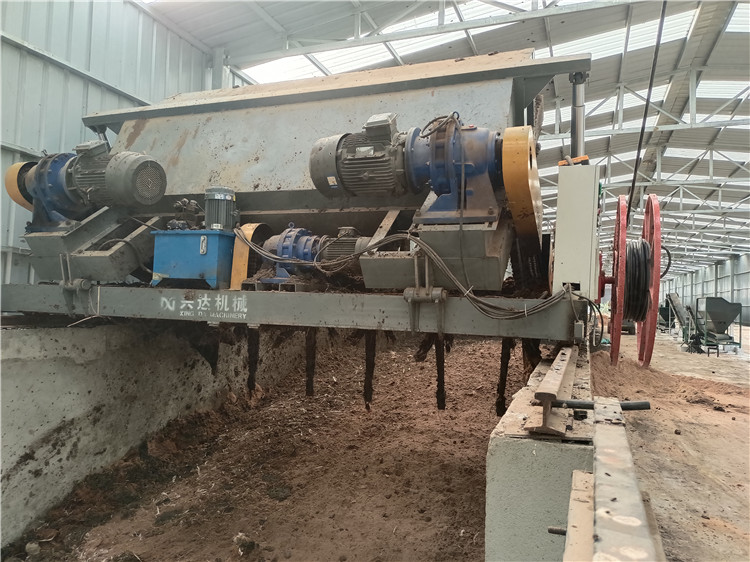 4米跨度液壓槽式翻耙機(jī) 有機(jī)肥軌道式翻拋機(jī) 發(fā)酵肥料腐熟設(shè)備