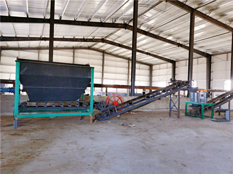 有機(jī)肥鏟車喂料倉 肥料生產(chǎn)緩存料倉 雞糞加工肥料生產(chǎn)線配套設(shè)備 鏟車料倉