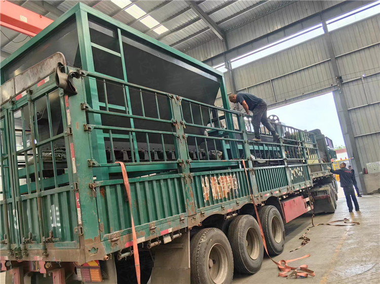 吉林白城客戶年產(chǎn)1萬噸粉劑有機(jī)肥生產(chǎn)線發(fā)貨現(xiàn)場(chǎng)