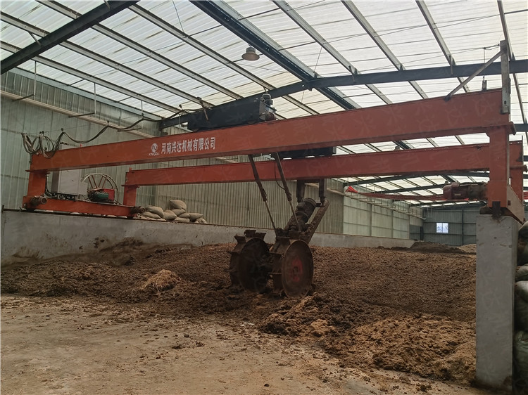 蔬菜爛葉羊糞發(fā)酵有機(jī)肥輪盤(pán)翻拋機(jī) 大跨度腐熟堆肥設(shè)備 糞便翻耙酒槽發(fā)酵深度翻堆機(jī)